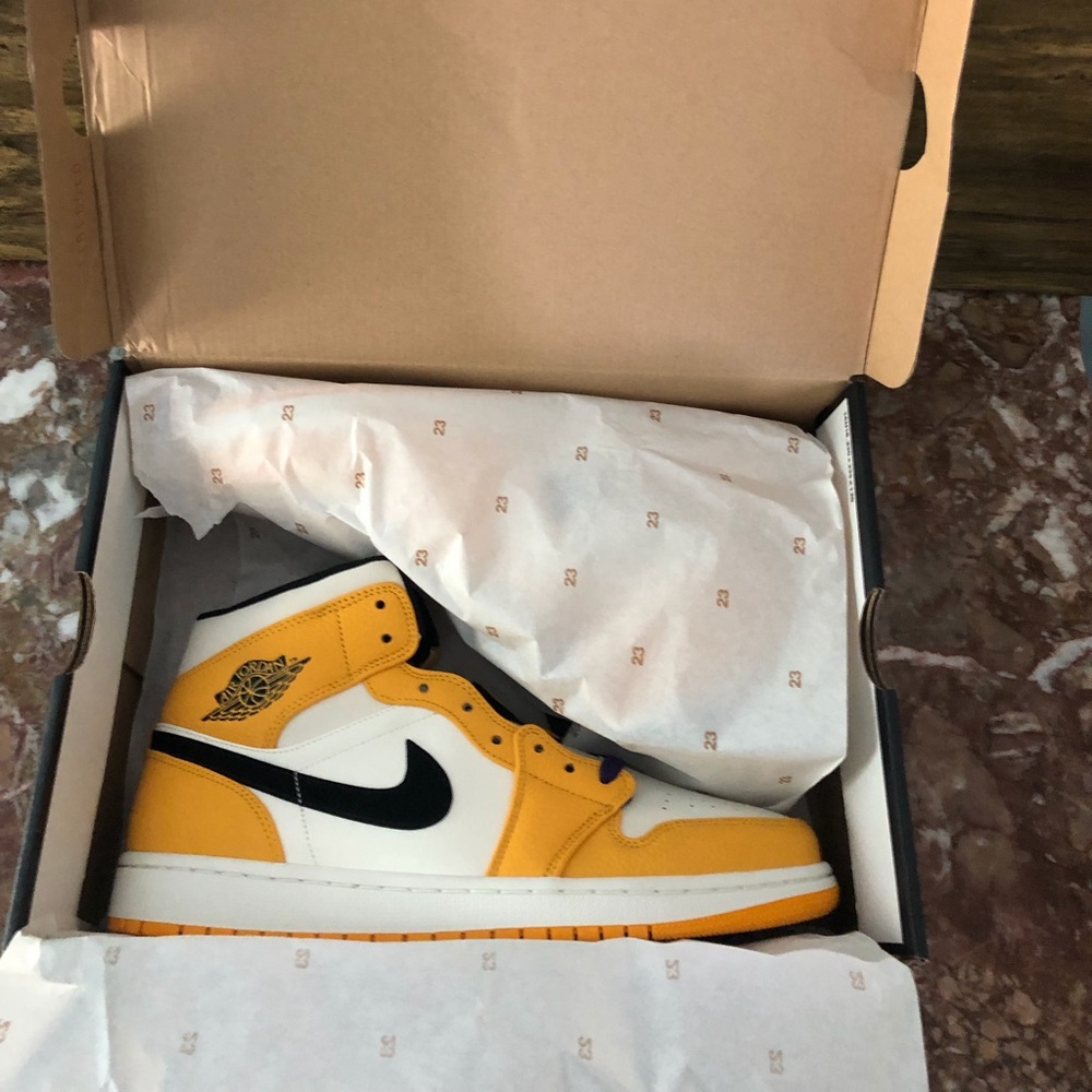 Air Jordan 1 Mid SE Lakers University Gold Purple - Picture 5 of 7